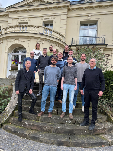 Gruppenbild der Forschungsgruppe vor dem Landhaus Rothenberge