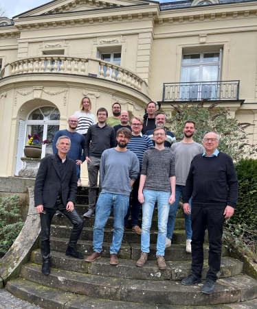 Gruppenbild der Forschungsgruppe vor dem Landhaus Rothenberge