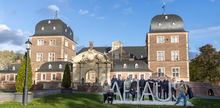 DMDZ-Forschungsgruppe vor dem Schloss Ahaus