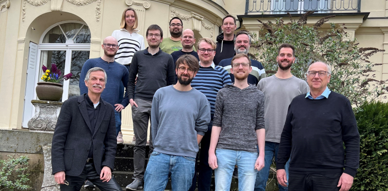 Gruppenbild der Forschungsgruppe vor dem Landhaus Rothenberge